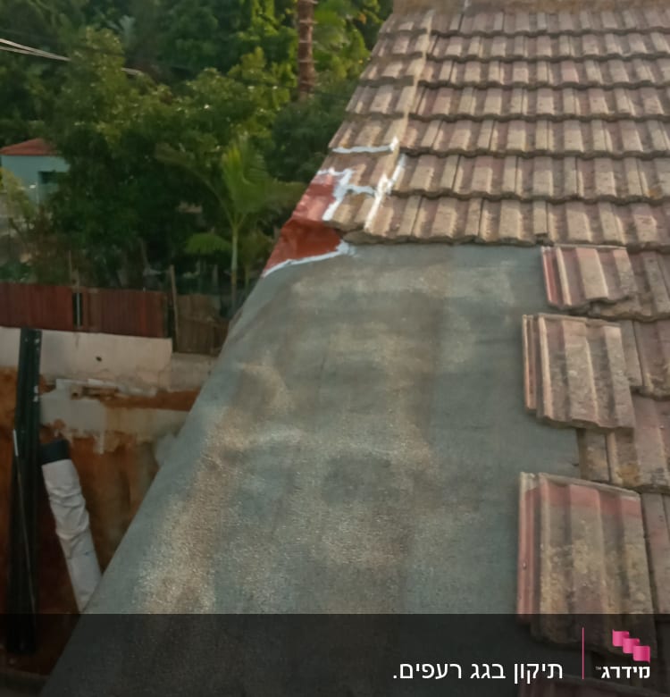 רעפים על גג עם תיקוני איטום לבנים